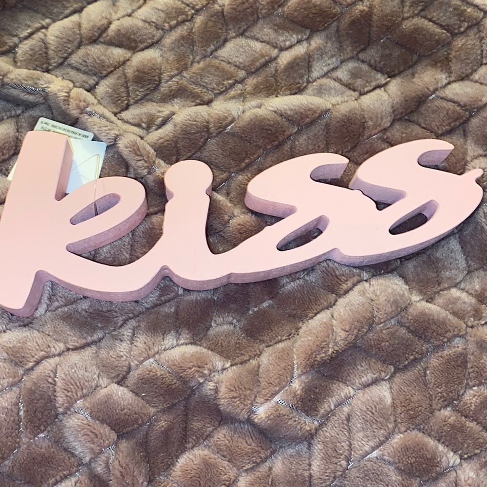 - Brand new wood Kiss decor 😘😘 this item is free with any purchase just mention